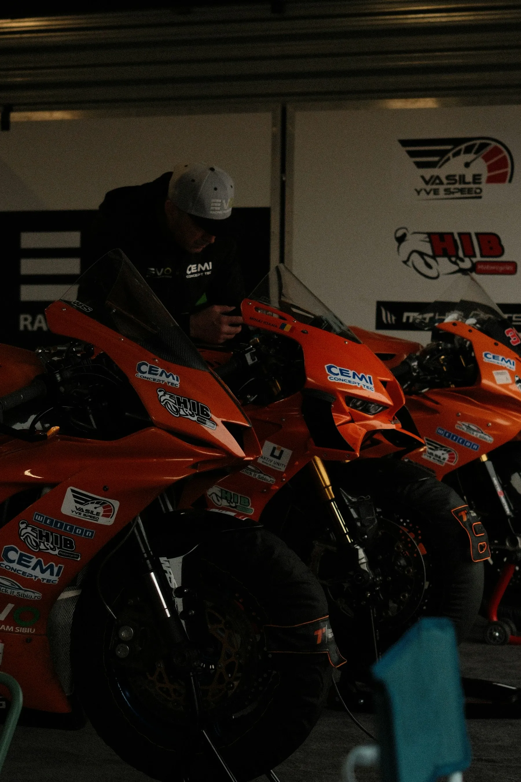 Servis ekibinin motosikletler üzerinde çalıştığı garaj ortamı